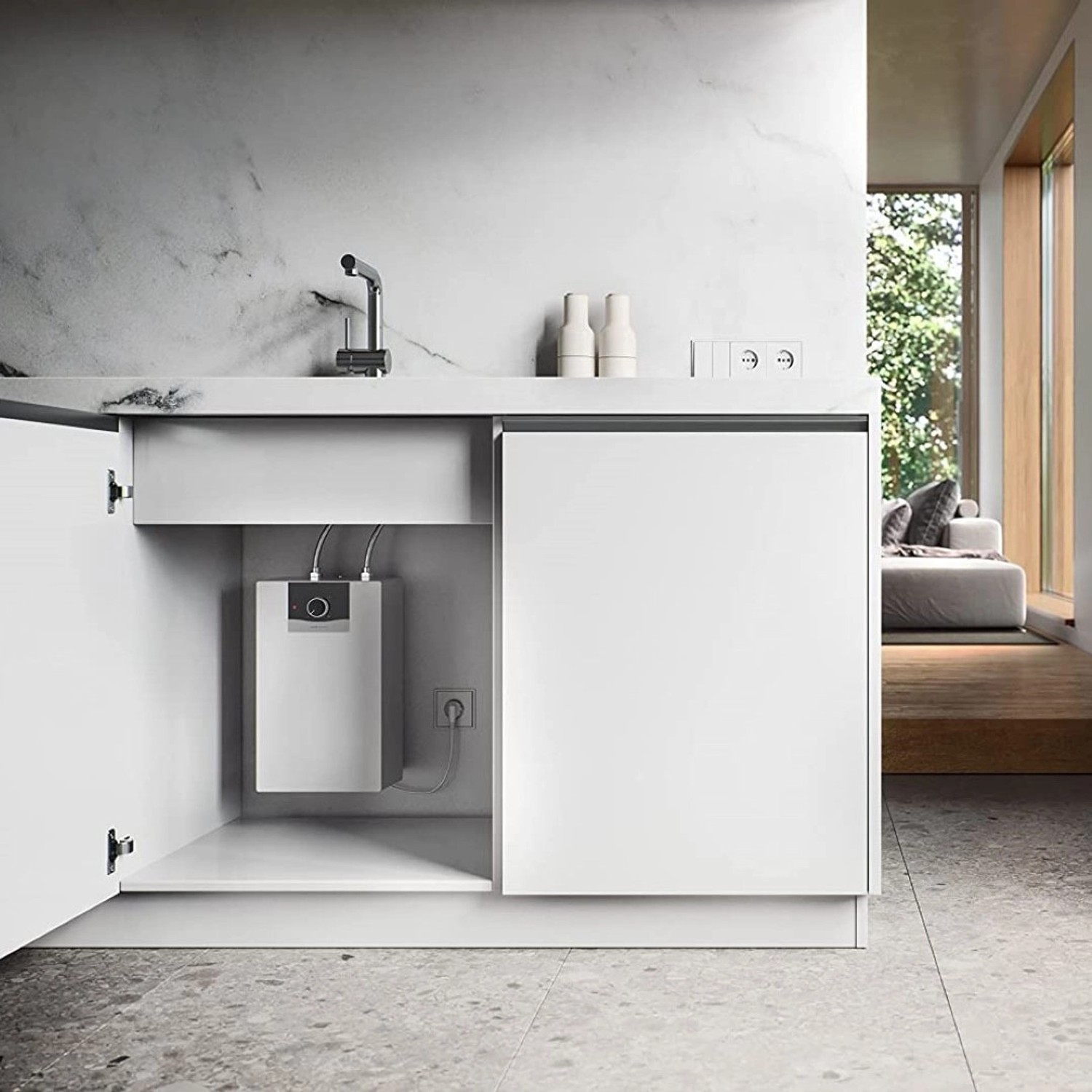 Vaillant Untertisch-Elektrospeicher 5L mit Armatur im Küchenschrank.