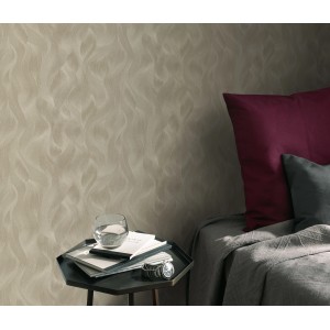 Erismann Vliestapete Elle Decoration mit goldenem Wellenmuster im Schlafzimmer.