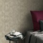 Erismann Vliestapete Elle Decoration mit goldenem Wellenmuster im Schlafzimmer.
