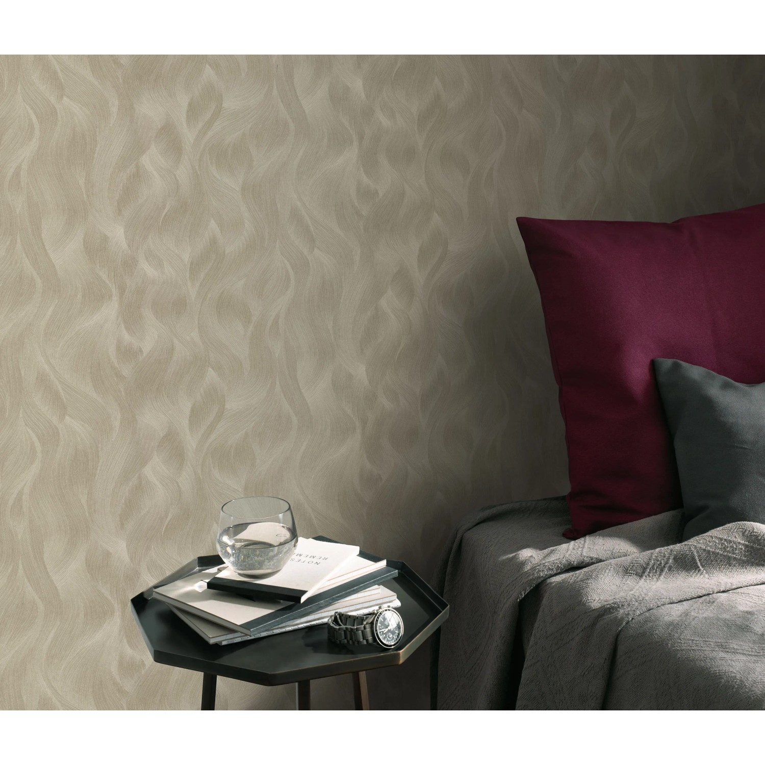 Erismann Vliestapete Elle Decoration mit goldenem Wellenmuster im Schlafzimmer.