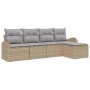 Beiges 5-teiliges Garten-Sofa-Set aus Poly Rattan mit grauen Kissen.