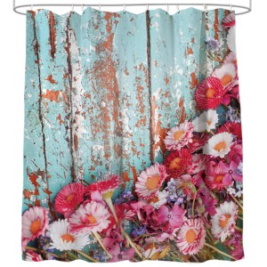 Sanilo Duschvorhang Spring 180x200 cm mit Blumenmuster vor Holzwand.