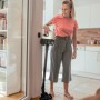 Frau nutzt Kärcher Akku-Staubsauger VC 4 Cordless myHome in Wohnung. Bodenstaubsauger mit Akku.