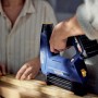 Rapid Akku-Tacker BTX553 im Einsatz auf Holz, blau, mit Akku. Ideal für Heimwerkerarbeiten.