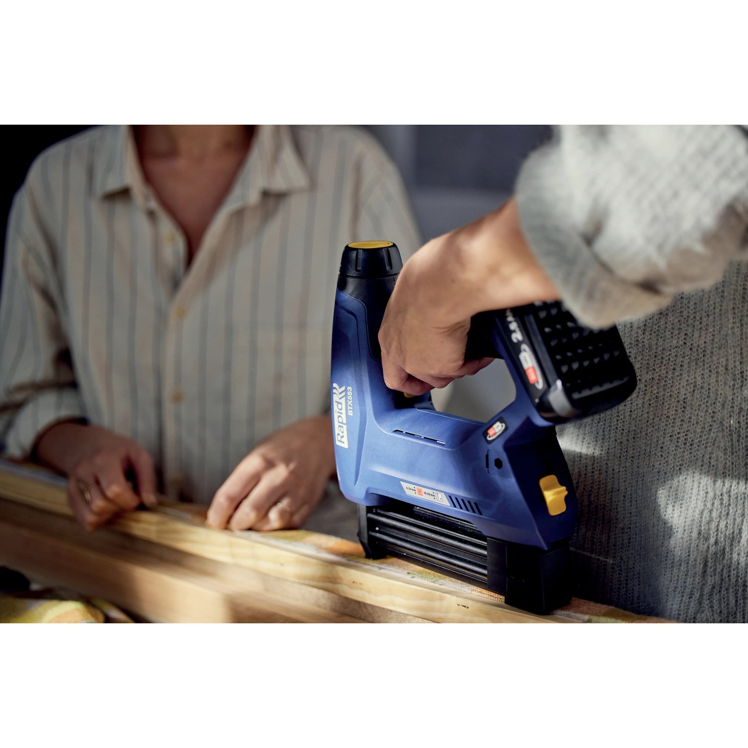Rapid Akku-Tacker BTX553 im Einsatz auf Holz, blau, mit Akku. Ideal für Heimwerkerarbeiten.