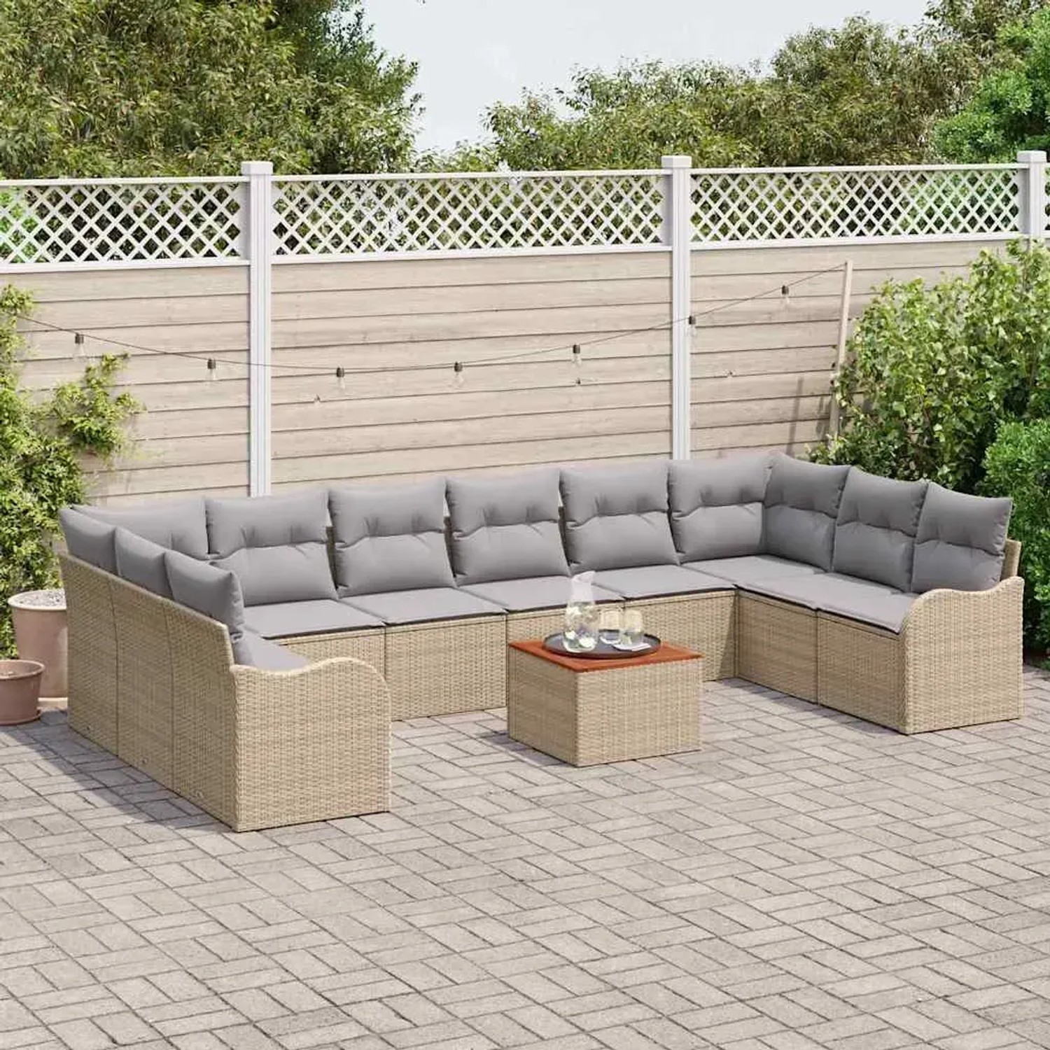 Beige-hellgraues 11-teiliges vidaXL Garten-Sofa-Set aus Rattan mit Tisch und grauen Kissen.