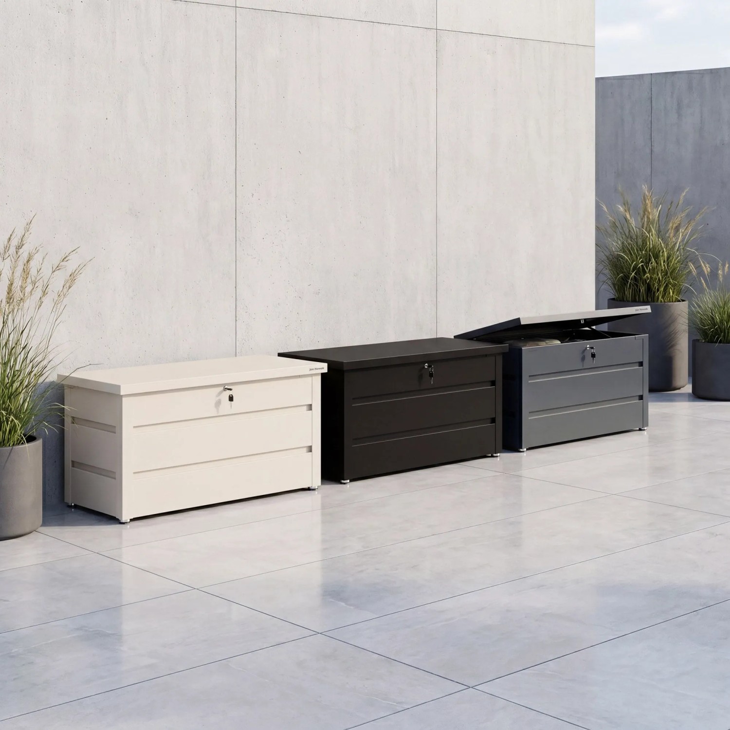 JAN NOWAK Gartenkübel CARRIE aus Stahl in Schwarz, Grau und Beige auf Terrasse. Robuste Aufbewahrungsboxen.