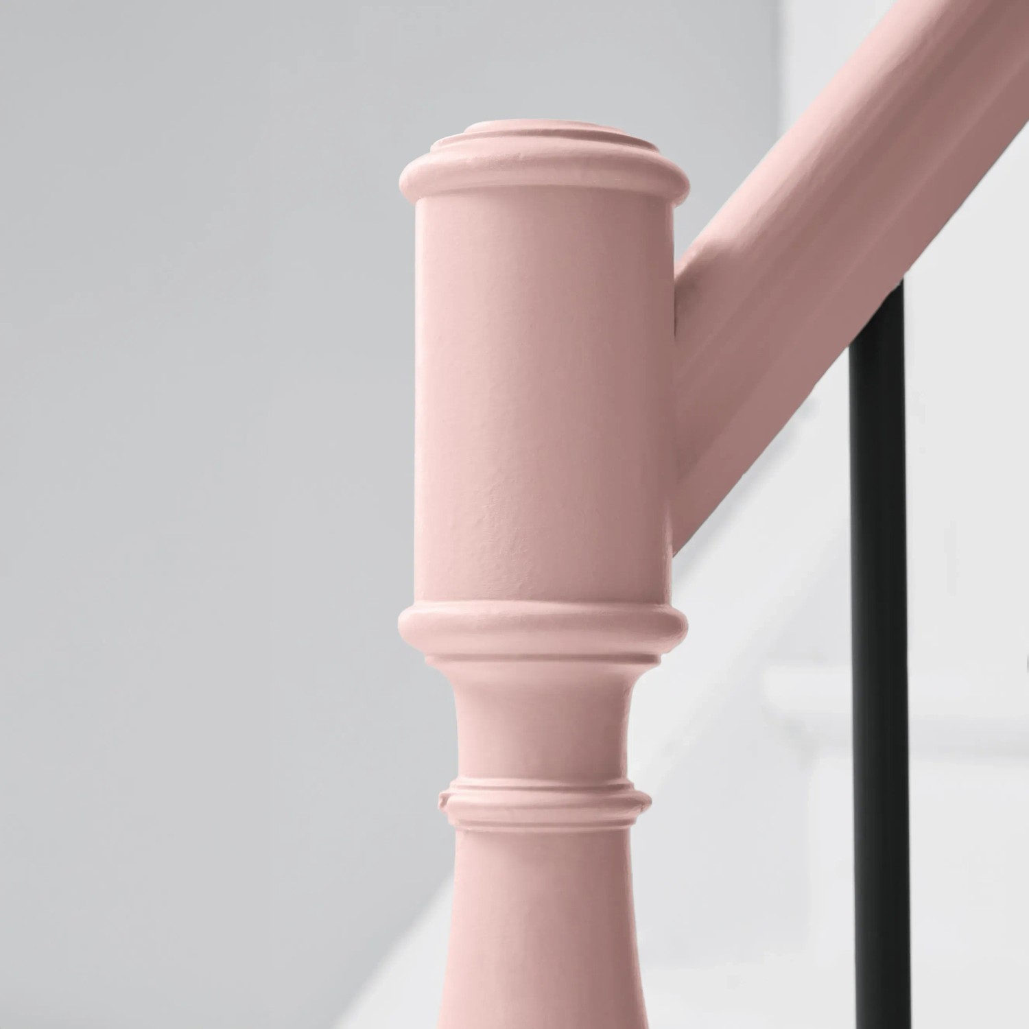 Detailaufnahme: Geländerpfosten mit Alpina Sprühlack No. 23 Wolken in Rosé edelmatt lackiert.