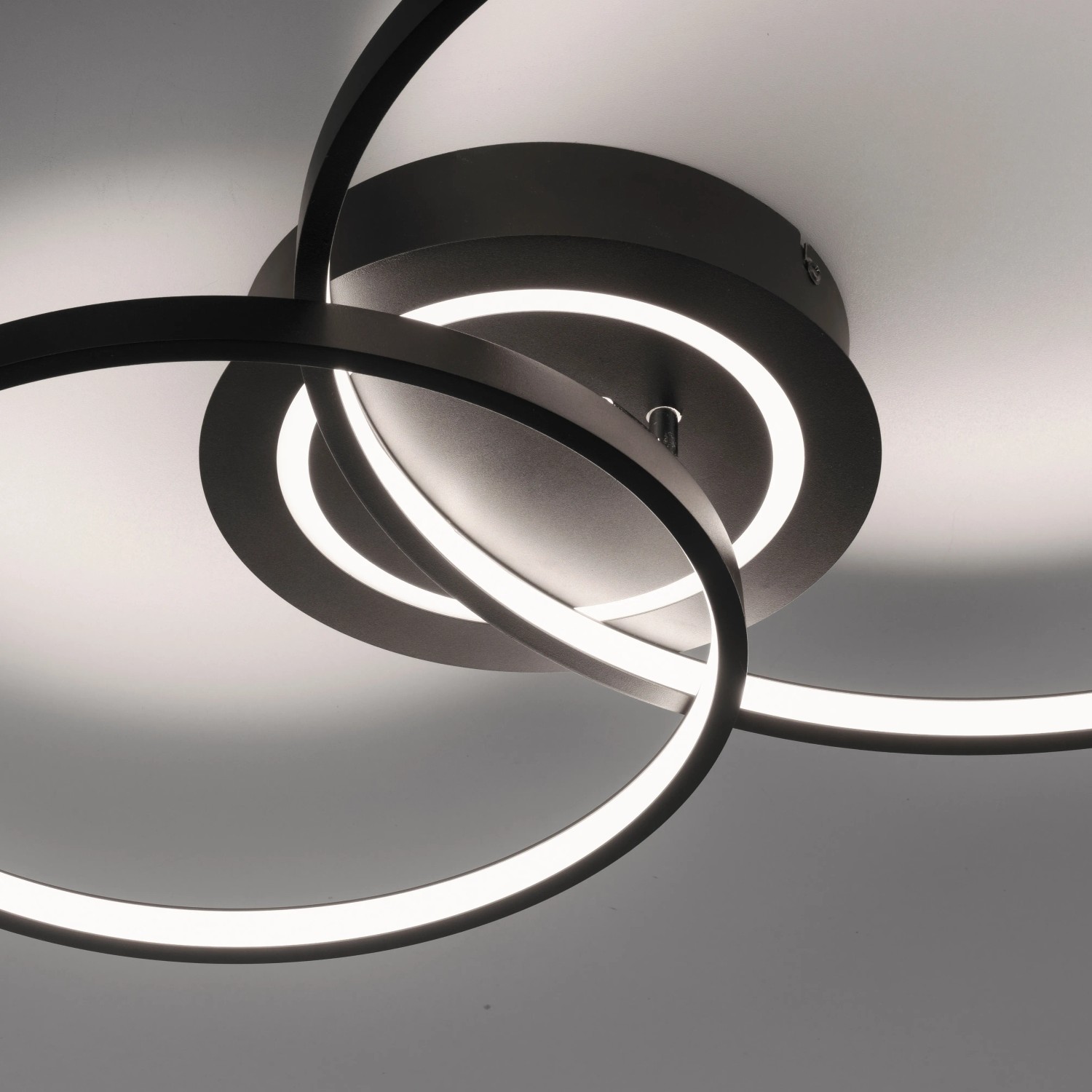 Moderne LED-Deckenleuchte Asmina in Schwarz, 69x55 cm, mit verschlungenen Ringen.