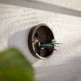 Detailaufnahme: Schwarze Wandhalterung für Philips Hue Econic Laternenleuchte mit Kabeln.