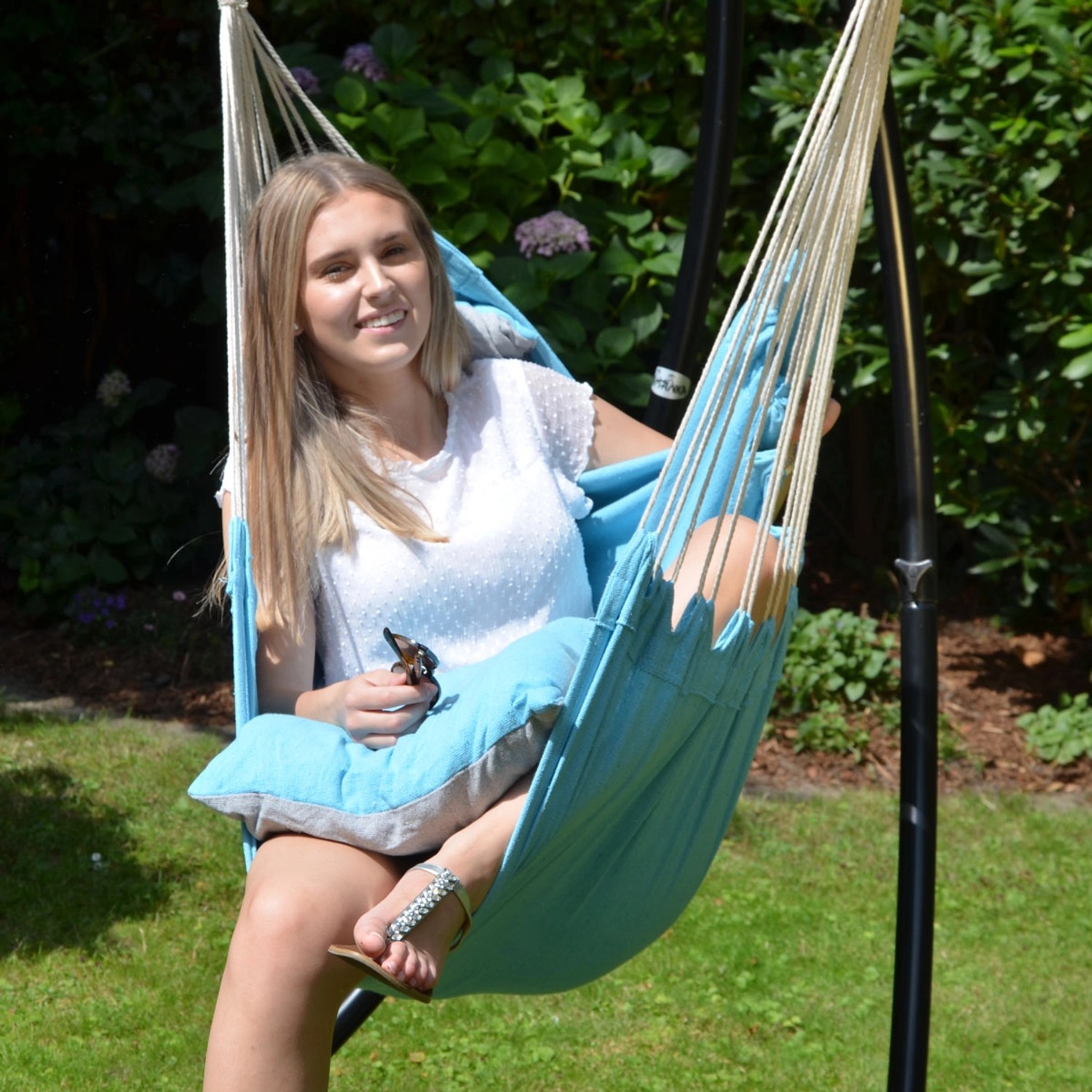 AMANKA Hängestuhl mit Gestell, blau-türkis, mit Kissen. Hängesessel für Garten und Balkon.