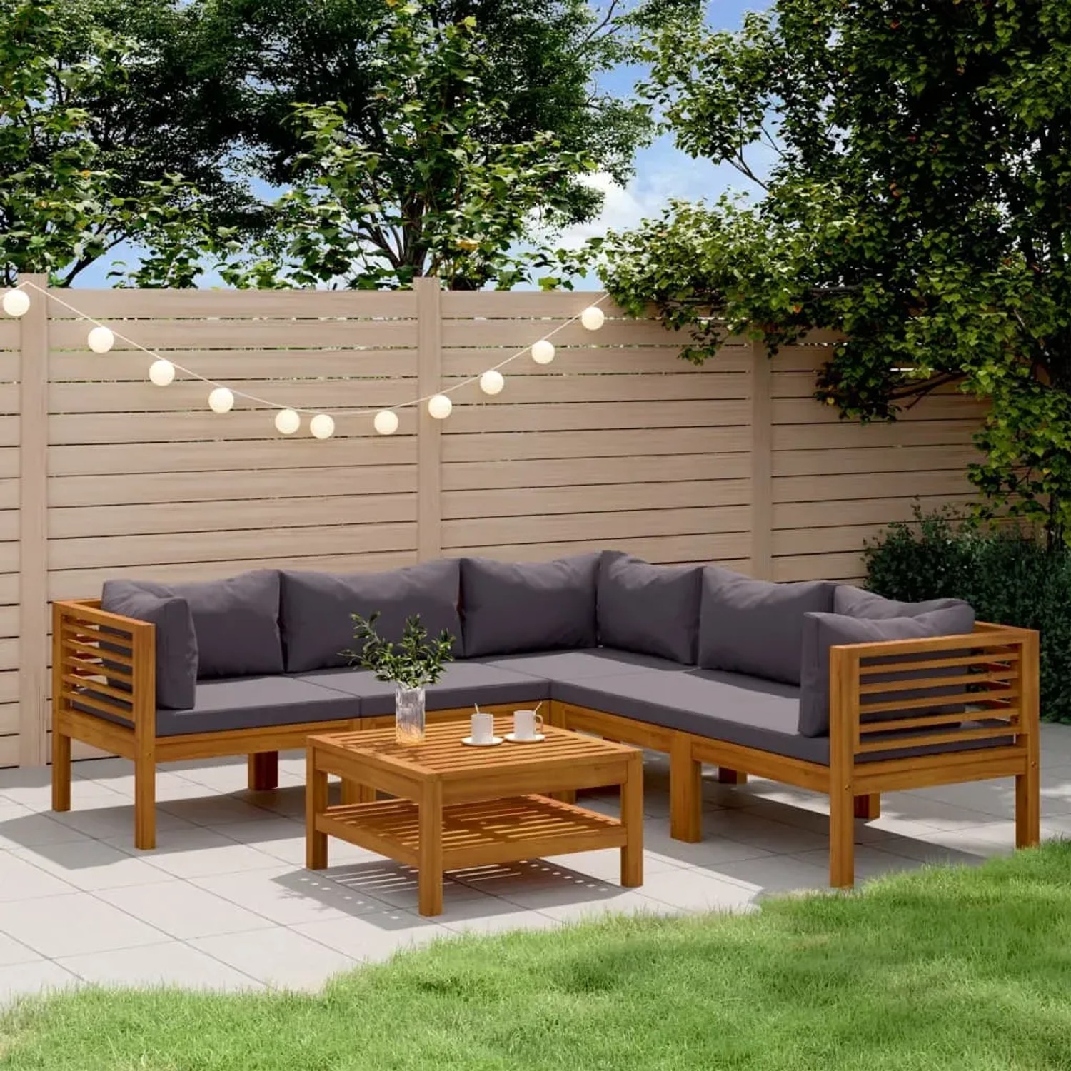 6-teiliges Garten-Lounge-Set aus Akazienholz mit dunkelgrauen Auflagen und Tisch.