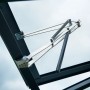 Detailaufnahme: Dachfenster-Öffner im Juliana Gewächshaus Compact 5 Anthrazit.