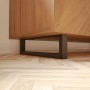 Schwarzes HEVVA Möbelbein GRAZ, 10x40 cm, unter Holzschrank auf hellem Parkett. Modernes Design.