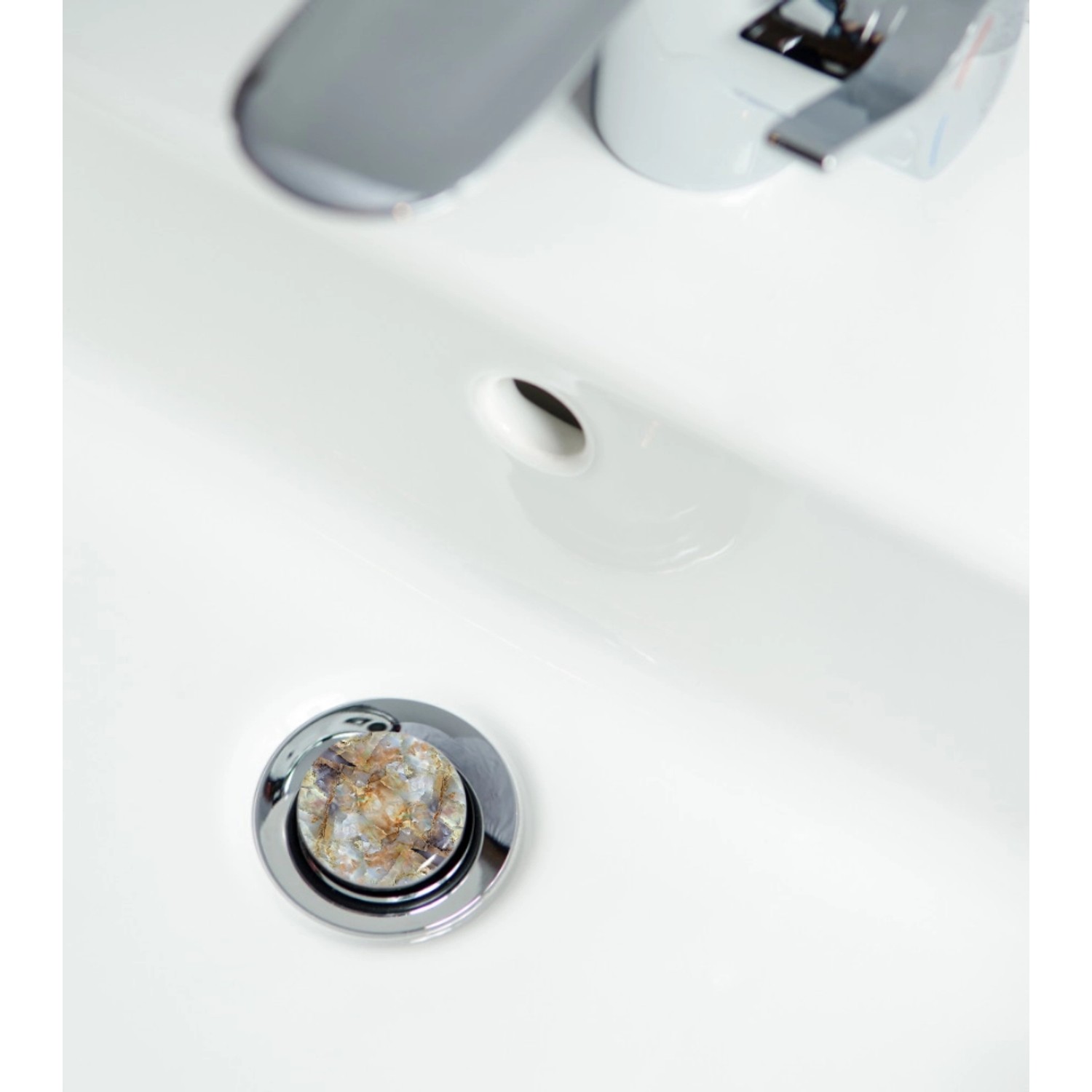 Sanilo Waschbeckenstöpsel in Marmor Braun Design im weißen Waschbecken.