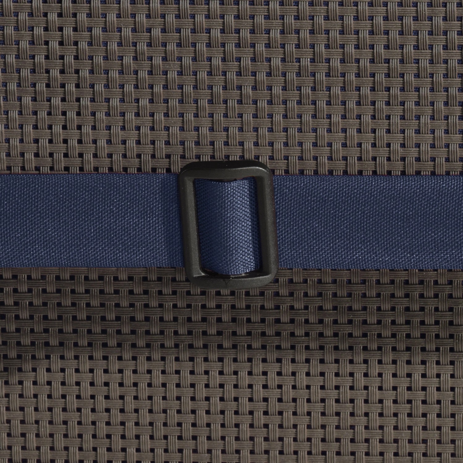 Detailaufnahme: Dunkelblaue Beautissu Flair HL Gartenstuhlauflage mit Befestigungsband.