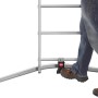 Hailo Alu-Kombileiter S100 Profi Lot im Einsatz: Fuß betätigt Pedal zur Nivellierung.