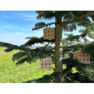 WONDERMAKE Insektenhotel Trialea1, 3er Set aus Holz, hängend an einem Baum.