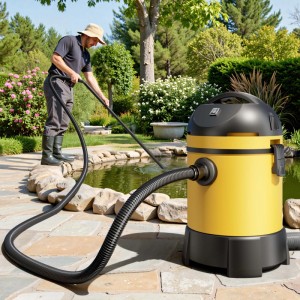 Mann reinigt Teich mit gelbem Wiltec Teichsauger 1400W. Der Schlammsauger mit Schläuchen steht auf Pflastersteinen im Garten.