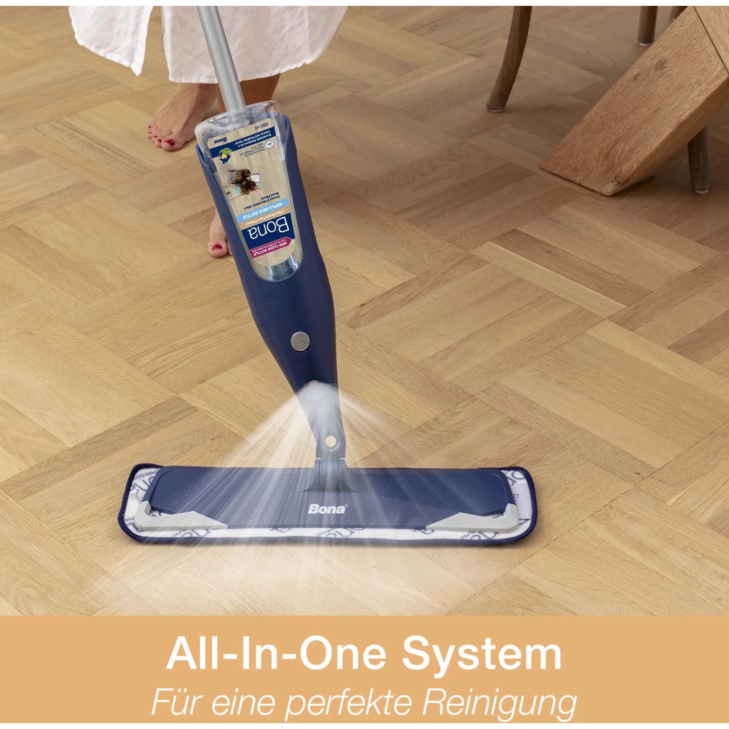 Bona Spray Mop für geölte Holzböden in Aktion, reinigt Holzboden streifenfrei.
