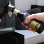 Axi Kühlwagen Retro: Hand öffnet Bierflasche am integrierten Öffner.