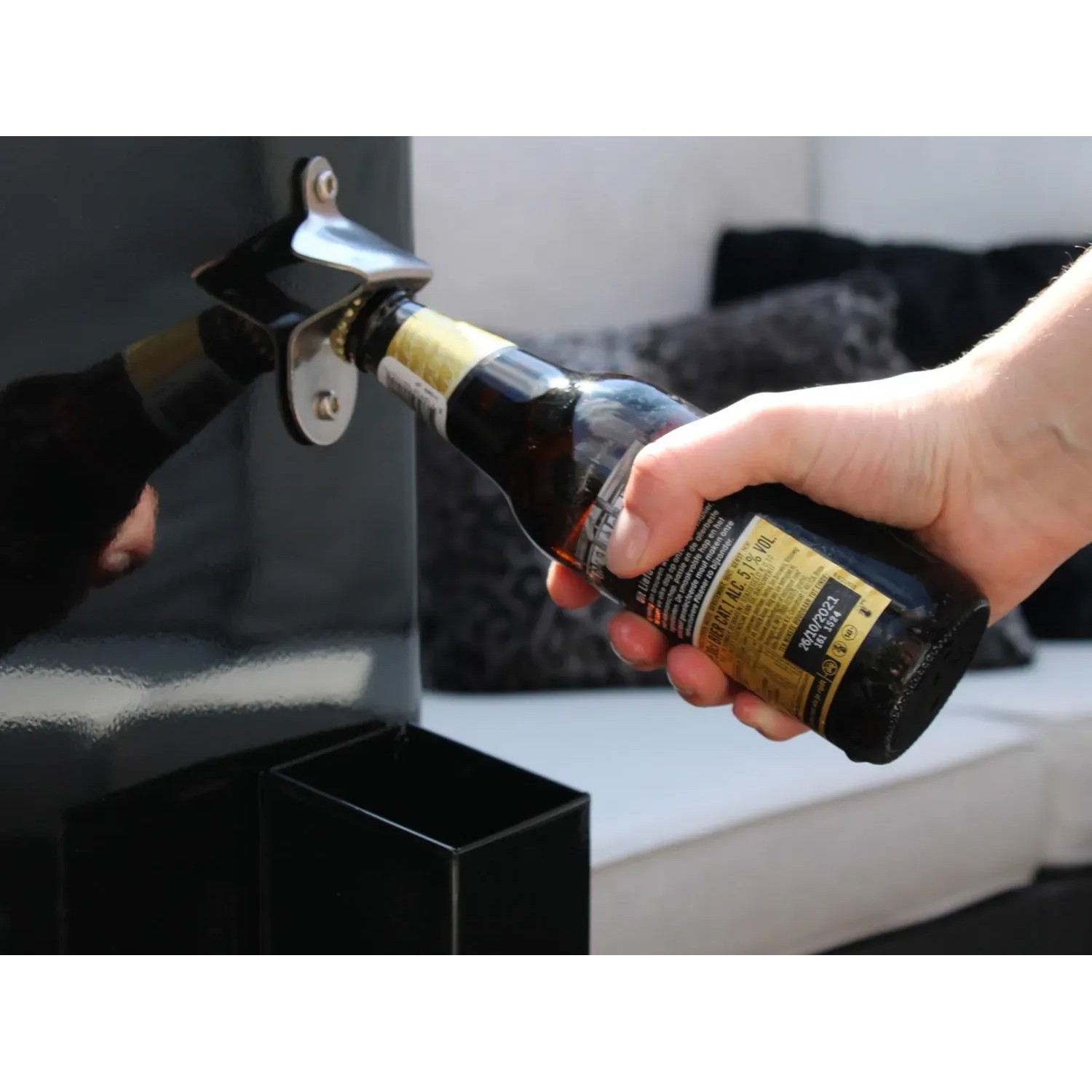 Axi Kühlwagen Retro: Hand öffnet Bierflasche am integrierten Öffner.