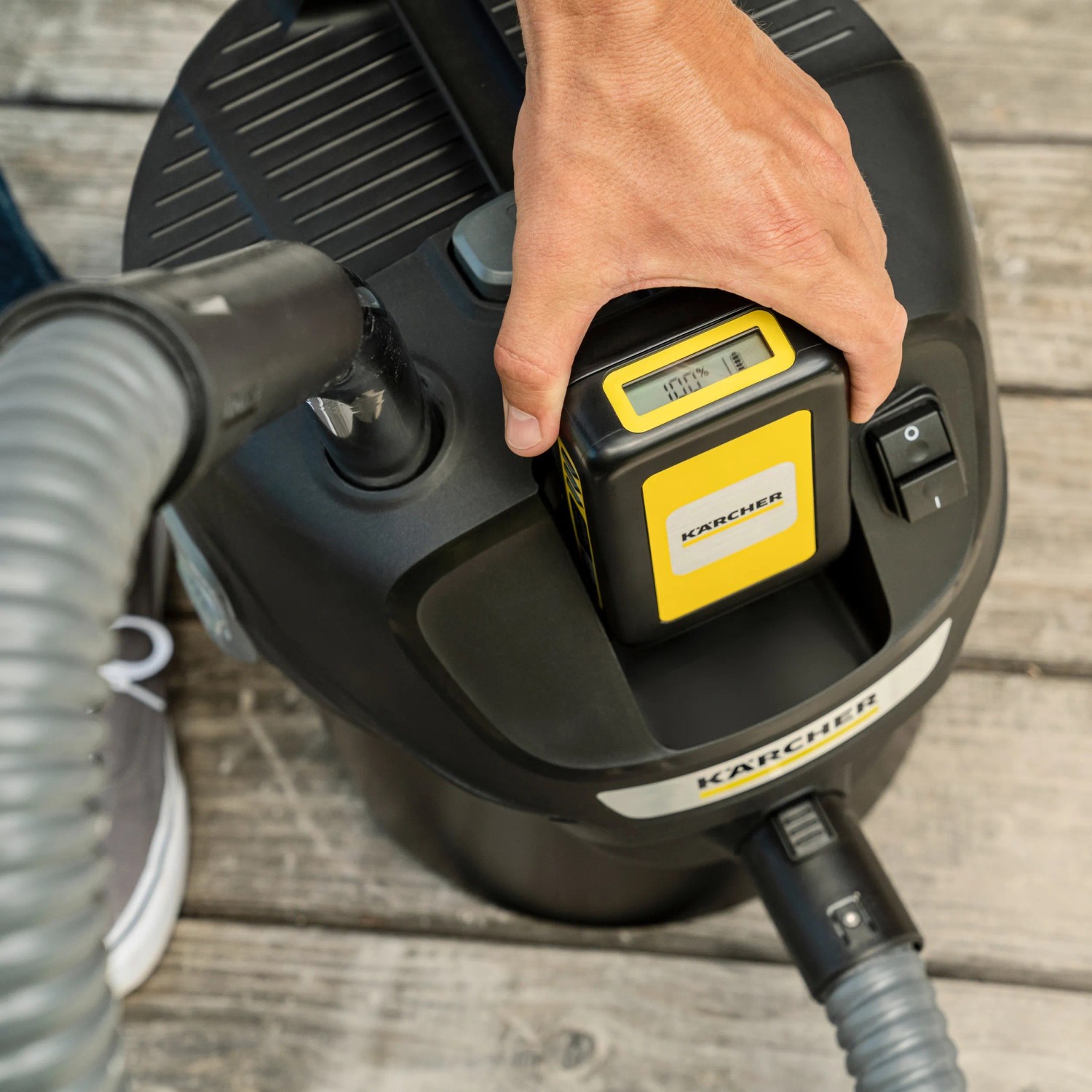 Kärcher Akku-Aschesauger AD 2 mit eingesetztem Akku. Der Akku zeigt 100% Ladung an.