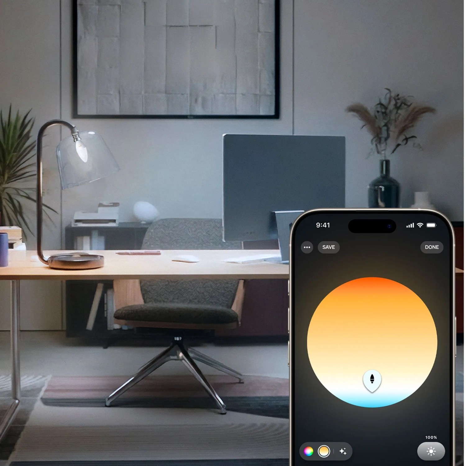 Philips Hue E14 Kerzenform Leuchtmittel im Einsatz, smart per App gesteuert. Warm- bis tageslichtweißes Licht am Schreibtisch.