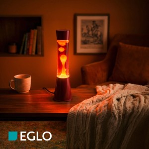 Eglo LED-Lavatischleuchte Bordeaux/Orange auf Holztisch. Weinrote Flüssigkeit, orangefarbenes Wachs leuchtet warm.