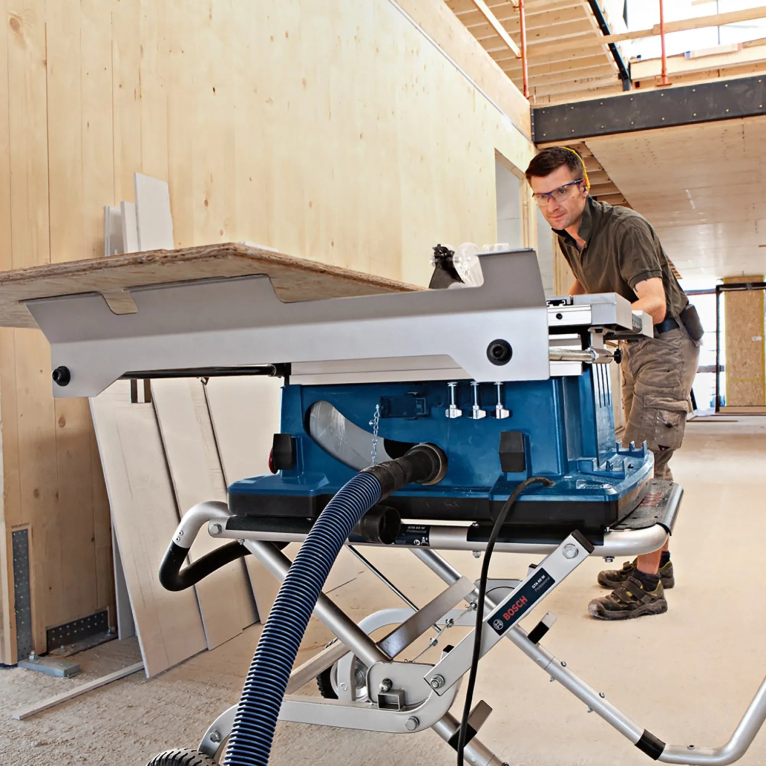 Bosch Professional GTS 10 XC Tischkreissäge mit 254 mm Sägeblatt im Einsatz.