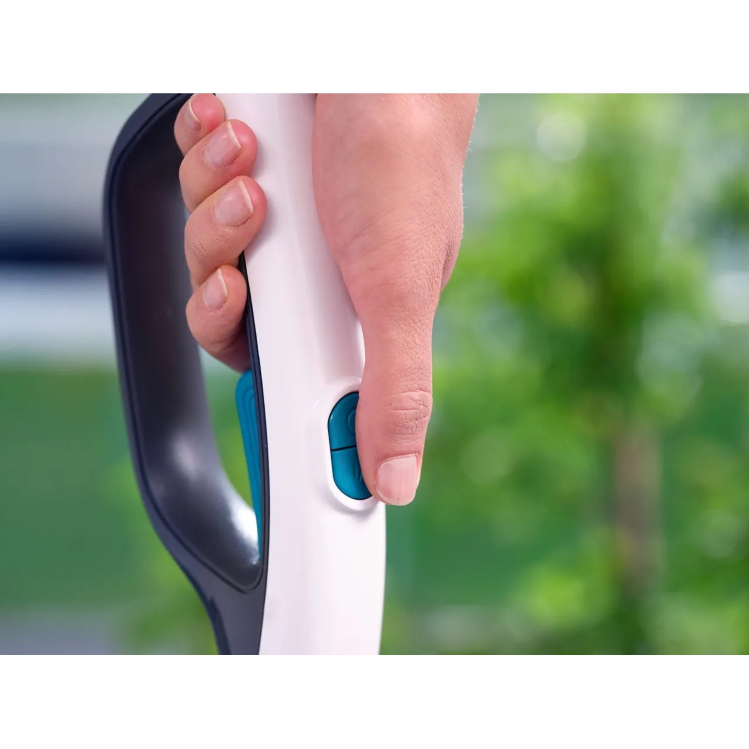 Detailaufnahme: Hand bedient den blauen Knopf am Leifheit Akku-Saugwischer Regulus Aqua PowerVac.
