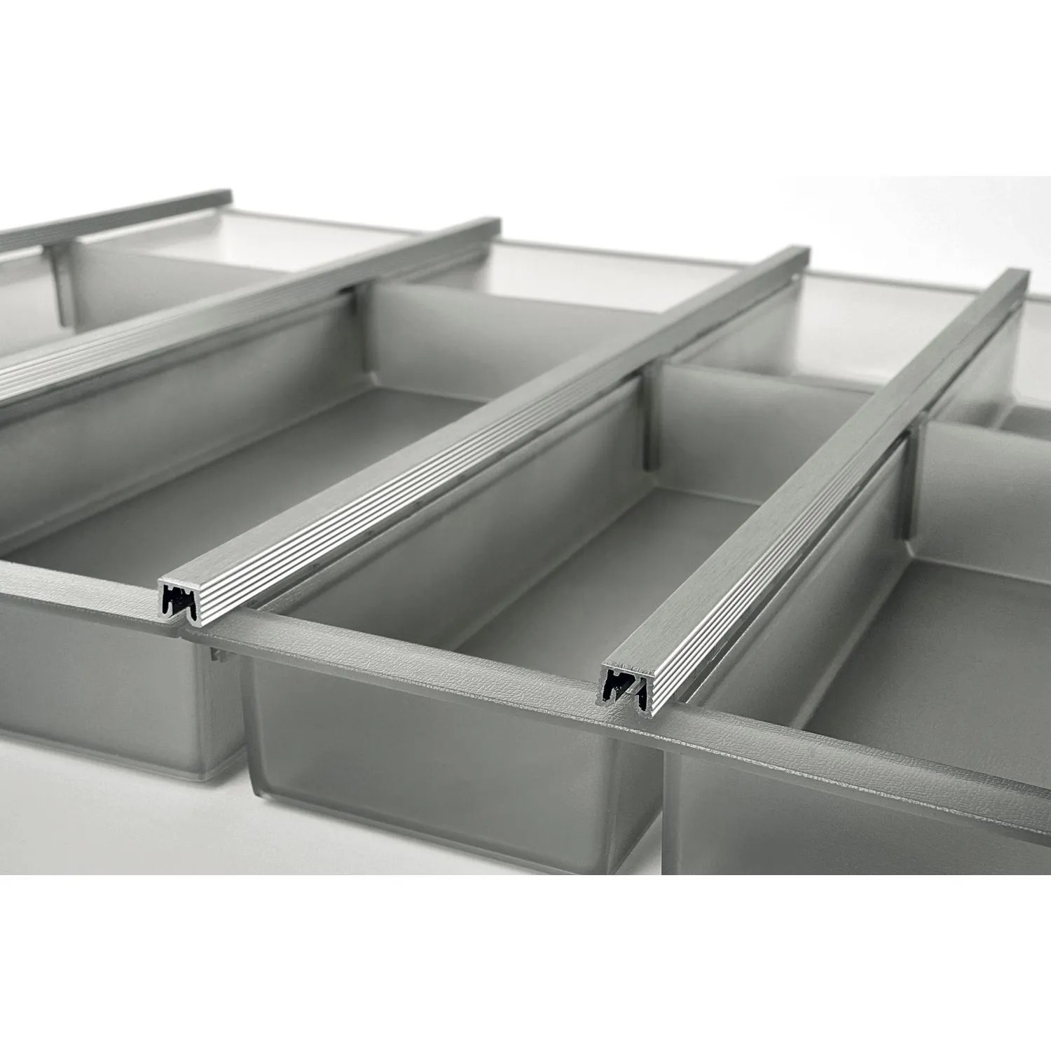 Ninka Cuisio Besteckeinsatz für Schubladen: Graphitfarbene Kunststofffächer mit Aluminiumprofilen zur Besteckorganisation.