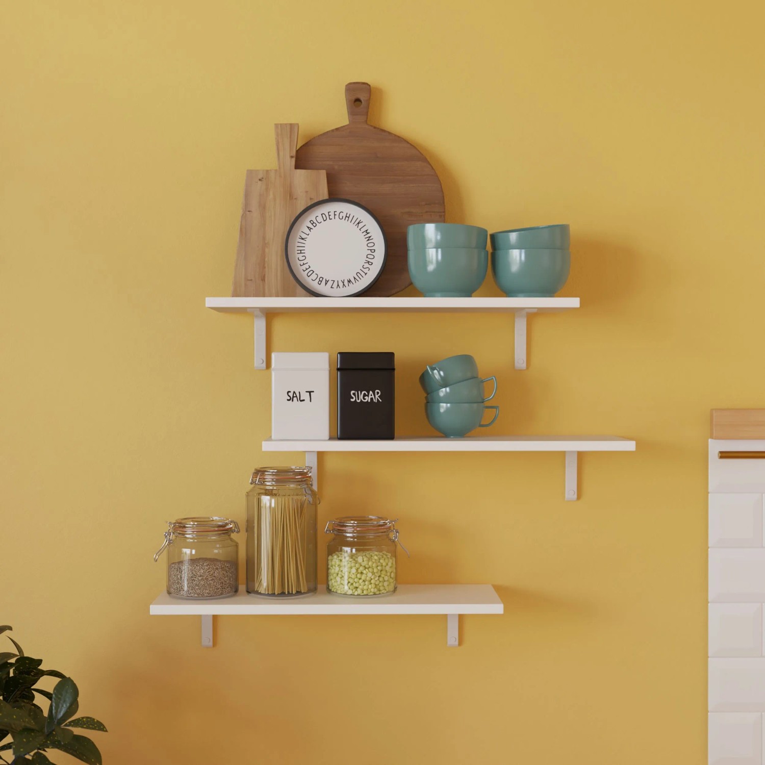 Wand mit CREATE! by OBI Wandfarbe Tilda Hafergelb, darauf Regale mit Deko-Elementen.