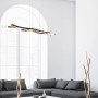 Moderne Trio LED Stehleuchte Blaze, 1-flammig, Messing matt und schwarz, im Wohnraum.