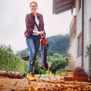 Frau nutzt Einhell Akku-Laubsauger/-bläser GE-CL 36 Li E zum Laub entfernen.