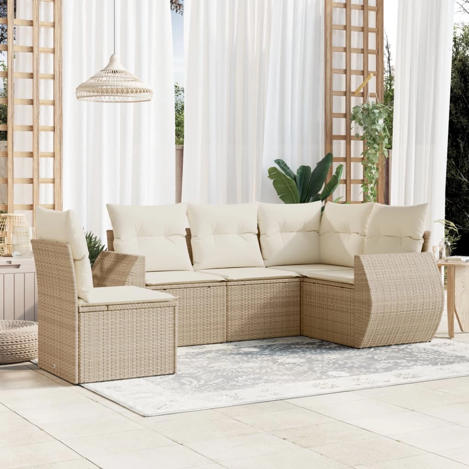 Beige 5-teilige Garten-Sofagarnitur aus Polyrattan mit cremefarbenen Kissen.