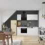 Weiße OPTIFIT Oslo214 Küchenzeile (210 cm) mit Einbaugeräten und Esstisch im modernen Küchendesign.