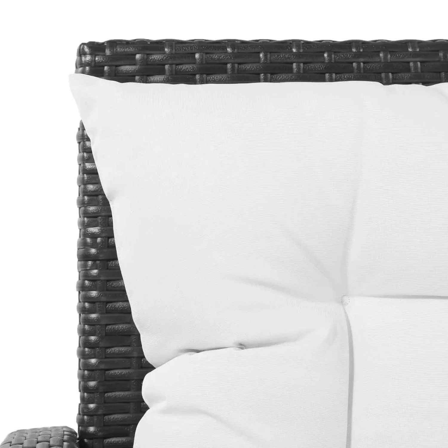 Detailaufnahme: Schwarzes Rattan Gartenmöbel mit cremeweißem Polsterkissen.