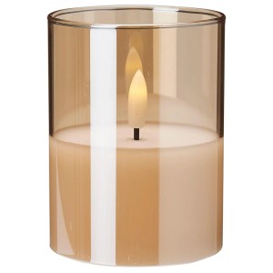 Bernsteinfarbene Glas-LED-Kerze mit warmweißer Wachsflamme, 7,5x7,5x10 cm. Ideal für stimmungsvolle Dekoration.