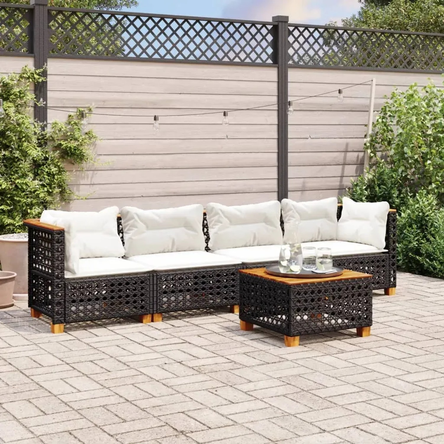Schwarze 5-tlg. vidaXL Garten-Sofagarnitur aus Rattan mit cremeweißen Kissen und Akazientisch.