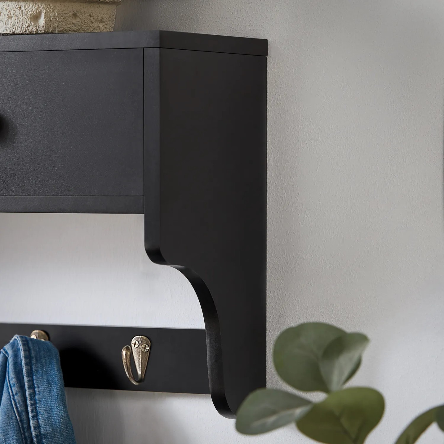 Schwarze Wandgarderobe mit 2 Schubladen und 5 Haken von SoBuy, MDF.