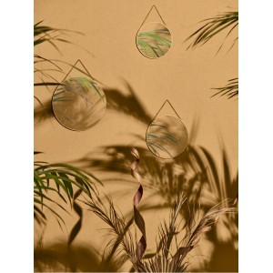 Wandspiegel-Set Safari Lodge, 3 goldene Spiegel mit Kettenaufhängung vor ockerfarbener Wand mit Pflanzen.