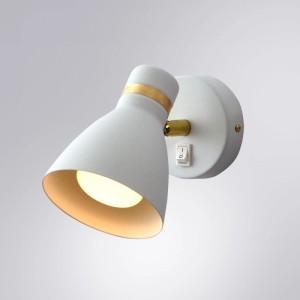 Weiße ARTE LAMP LED Wandleuchte mit Spot für Flur, Licht an.