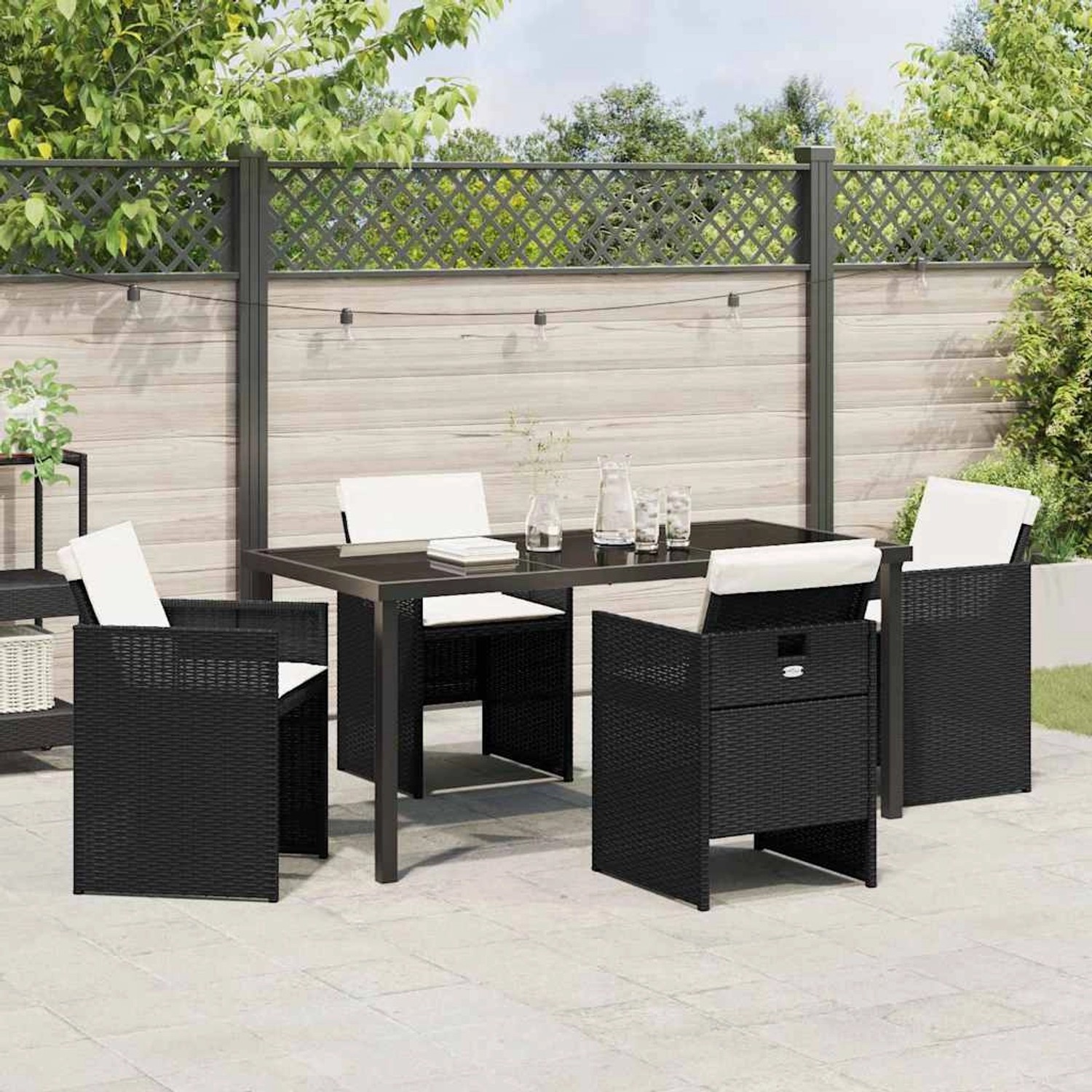 Schwarze 5-tlg. vidaXL Garten Essgruppe aus Poly Rattan mit Tisch und Stühlen inklusive Kissen.