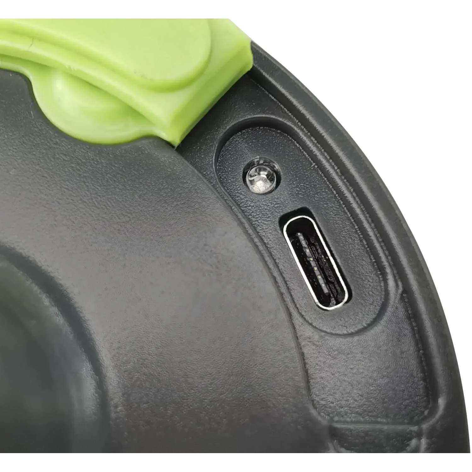 Detailaufnahme: USB-Slot der schwarzen Lutec Solar LED-Stehleuchte Pops.