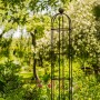 Eleo Obelisk Messina klein, unbeschichtet im Garten, eine Rankhilfe für Kletterpflanzen.