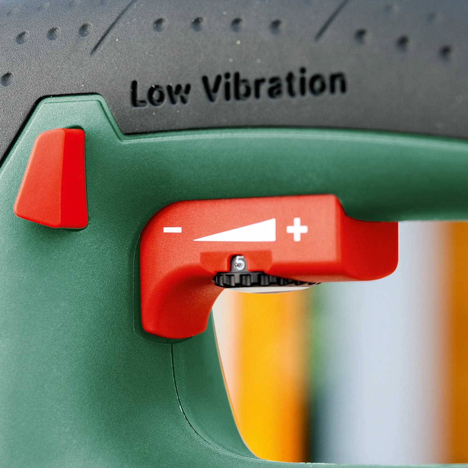 Detailaufnahme: Bosch PST 900 PEL Stichsäge mit rotem Schalter zur Vibrationsregulierung.