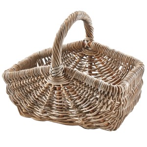 Handgeflochtener, grauer Einkaufskorb aus Rattan mit Henkel. Dekorativer Korb für Badaccessoires.