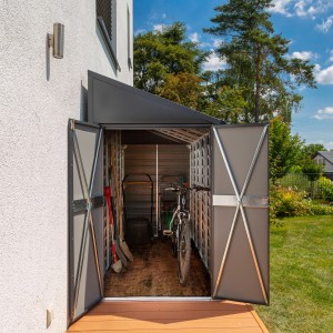 Offenes, graues Spacemaker Metall-Gerätehaus 4x10 mit Gartengeräten und Fahrrad. Anlehn-Gerätehaus.