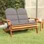 Adirondack Gartenbank aus Akazienholz mit grauen Kissen für zwei Personen.